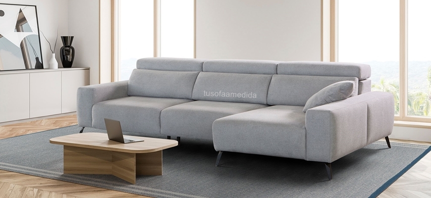 Chaise longue gris con asientos deslizantes.